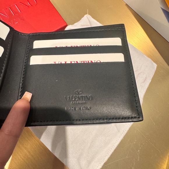 100% Authentic Brand new VALENTINO GARAVANI Neon VLTN Leather Wallet - Picture 2 of 7